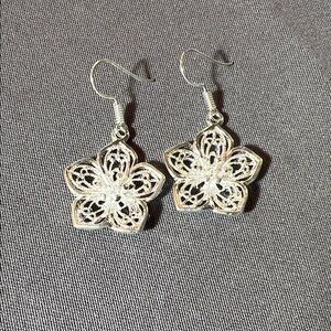 💎 Silver Flower Earrings 💎